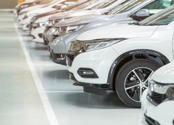 Авторынок оттолкнулся от дна: причины провала продаж автомобилей в начале 2025 года и прогнозы на будущее